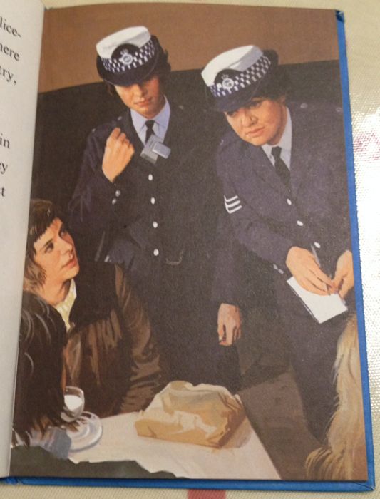 THE POLICEMAN ~ 1962 DESIGN LADYBIRD BOOK COVER POSTCARD ~ PEOPLE AT WORK 